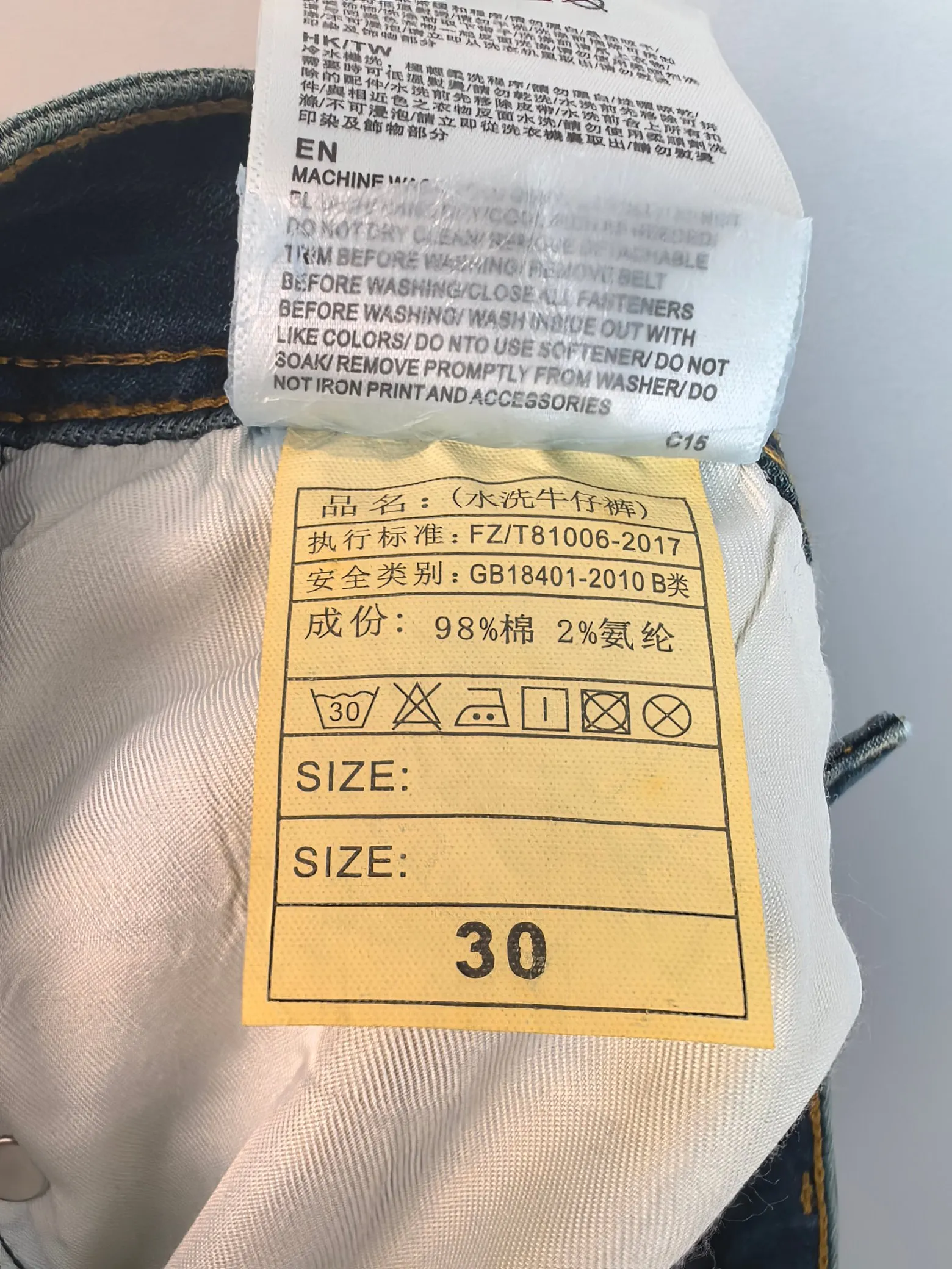 P440 Chrome Hearts men's fashionable large hem jeans, official album and poster wear style!  High-grade imported denim raw-color fabrics are supplied to customers. We specially select pure 13oz denim fabrics from Okayama, Japan. They are washed with heavy-duty environmentally friendly plant enzymes. The texture has a light retro color and is quite beautiful, which is very suitable for the autumn and winter colors. After washing, the fabric is soft and delicate, but has a strong sense of bones and a slight stretch, which provides an excellent comfortable experience. There is no damage from any technical elements throughout the body, retaining the purest tannin color! The details throughout the body are perfect, exquisite and elegant. The latest leather label on the waist highlights the brand's characteristics. The hardware accessories, leather label and wiring all reflect the craftsmanship! The silhouette is perfectly tailored and has excellent butt lift and slimming effect. It can be easily matched with any top in the wardrobe. It has wide compatibility and is suitable for various daily wear. The upper body is full of shape. It is a must-have trousers for those who are obsessed with quality control and 1V! Size: 29-38 No 35 37